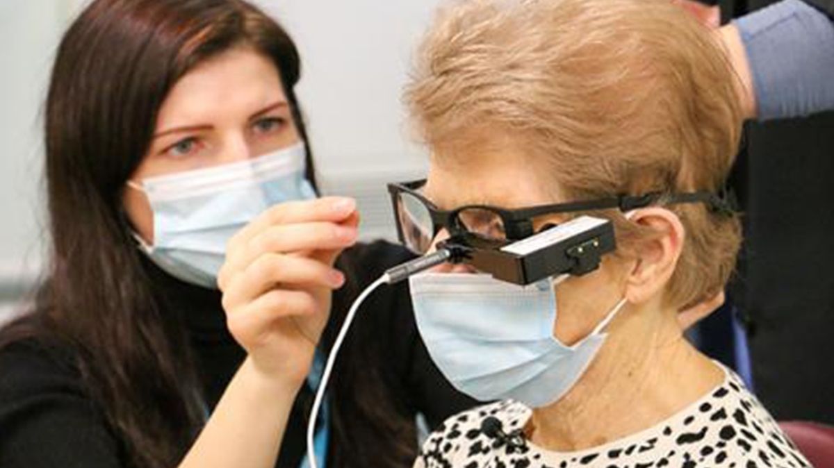 V 88 letech dostala Britka bionické oko. A znovu vidí